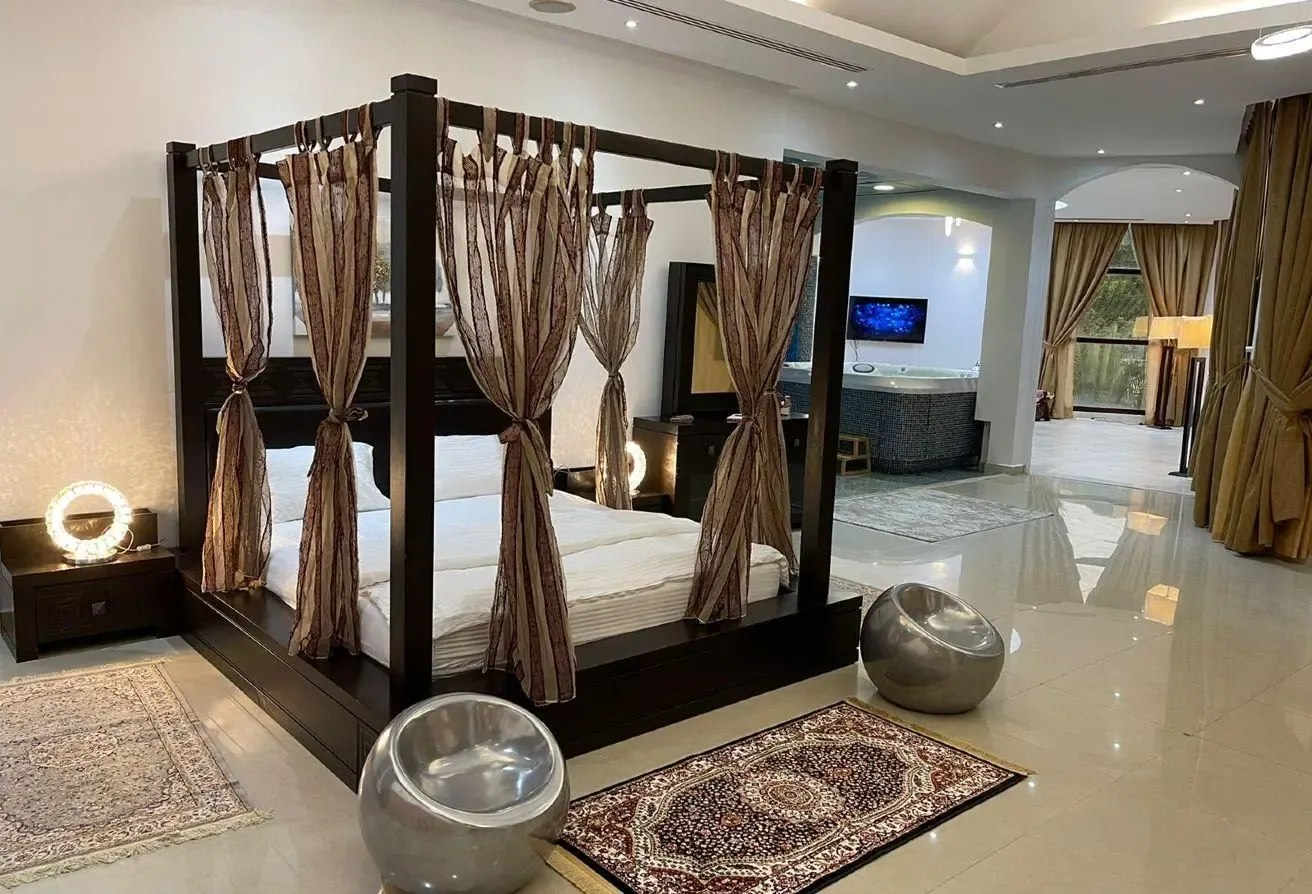 Lake-Facing Villa in Emirates Hills | 8+ Bedrooms