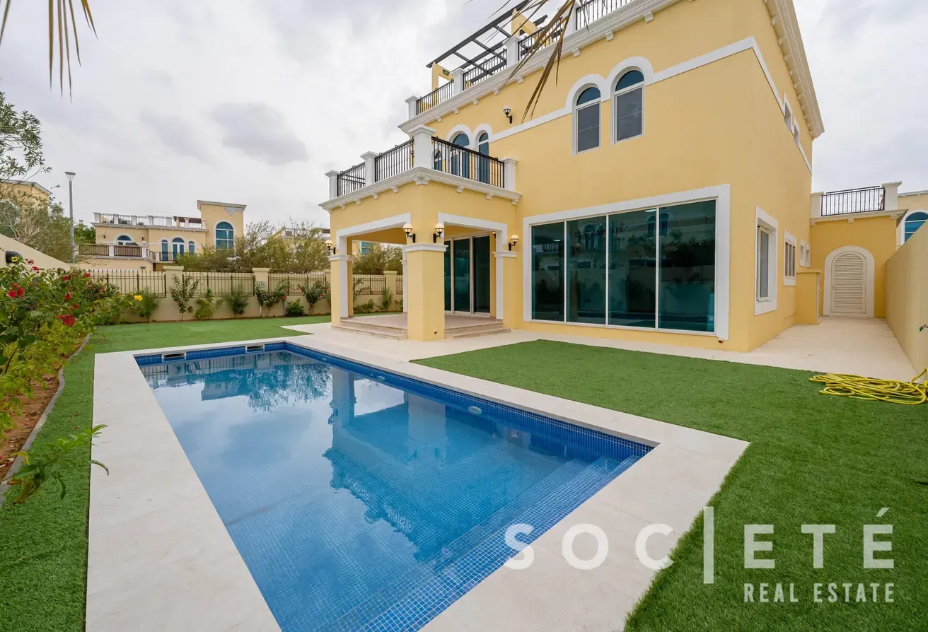 Corner Villa| Stunning Private Pool |New in Market