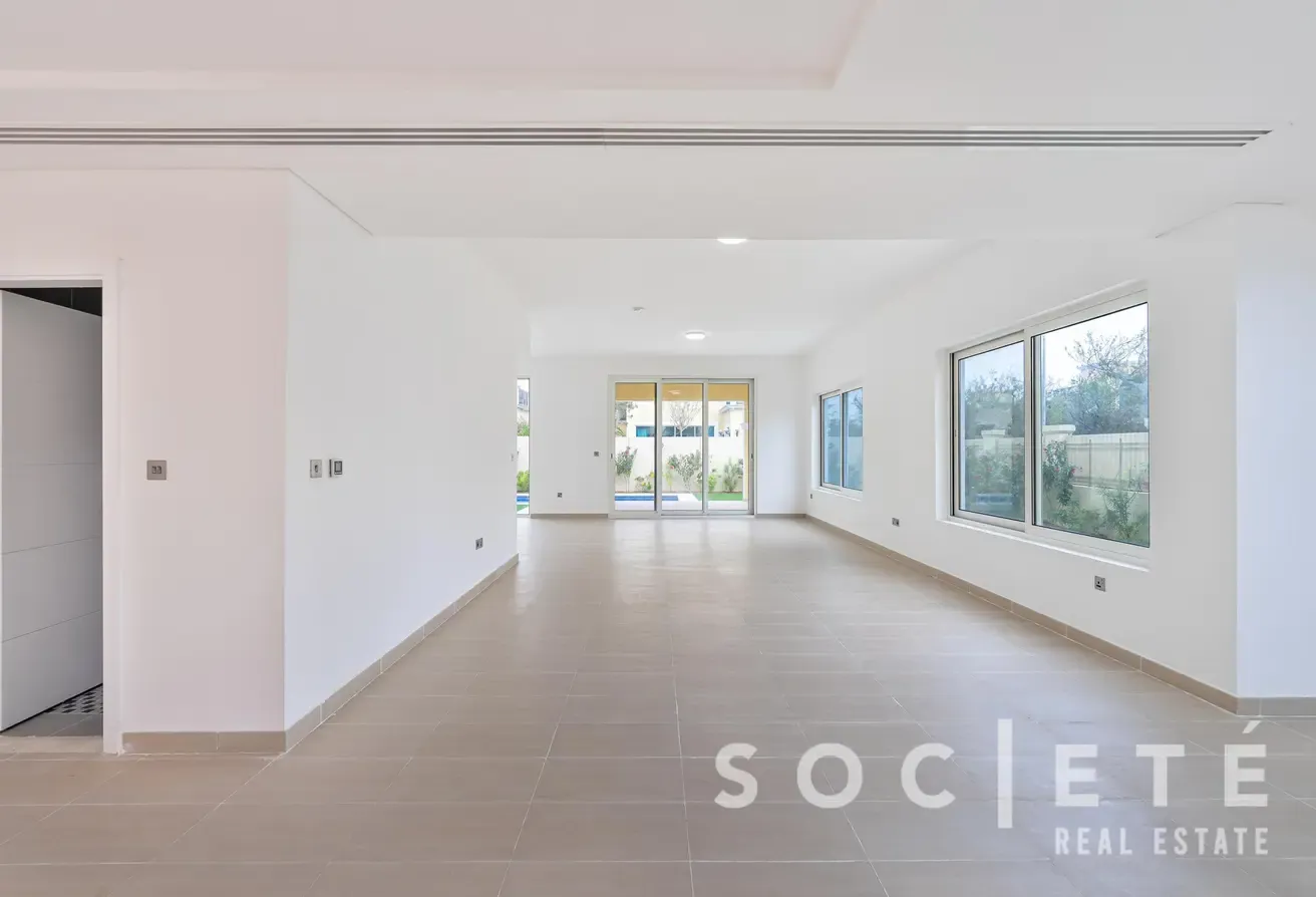 Corner Villa| Stunning Private Pool |New in Market