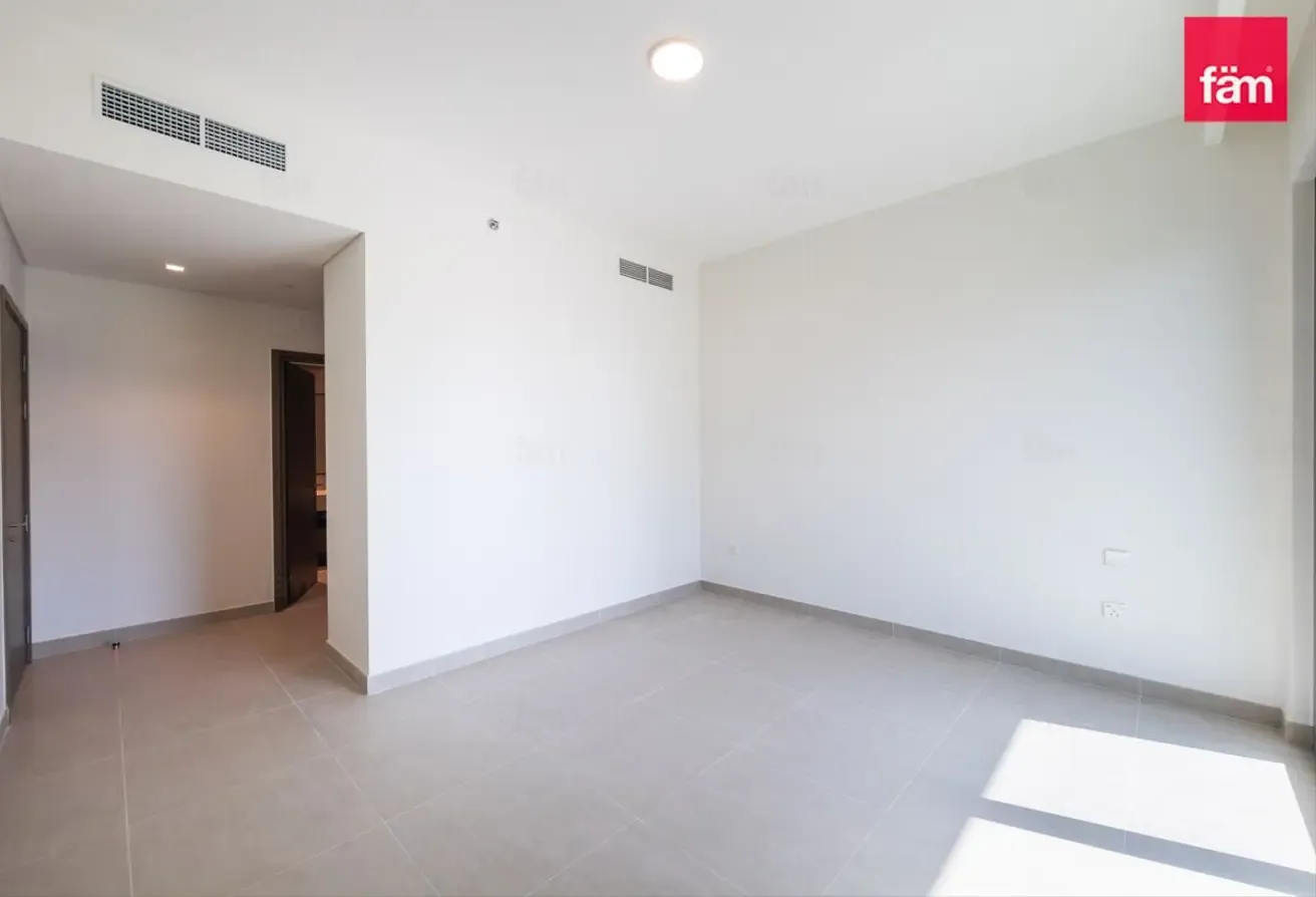Vacant | Luxury | Hot Deal | Iconic Waterfront