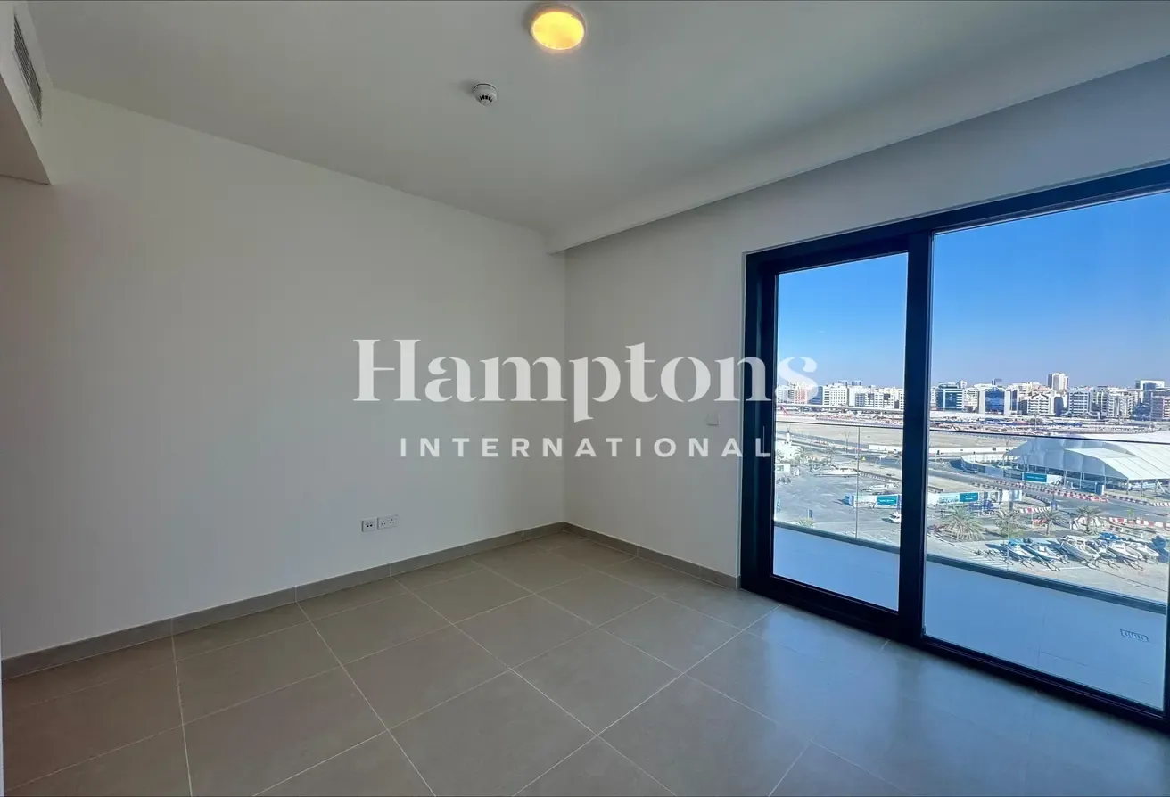 Vastu | Sea | Open Mina Rashid RYM | Plus Laundry