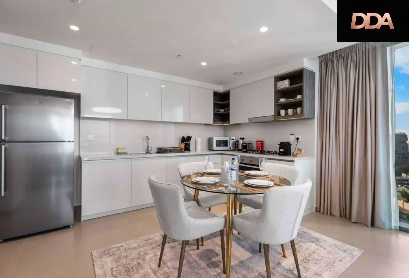 LUXURY LIVING | SKYLINE VIEWS | PRIME DOWNTOWN