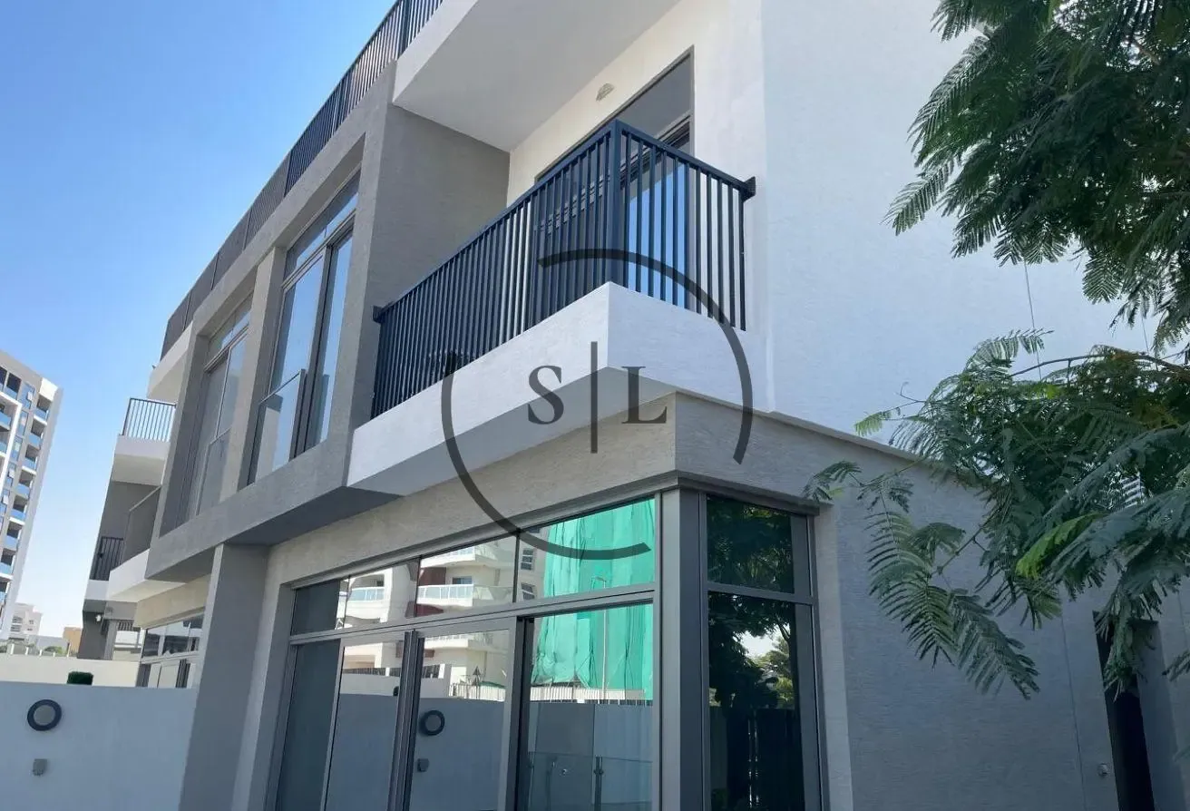 Vacant Corner Unit| Private Pool| Gated Community