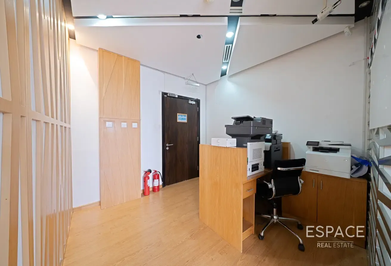 Fully Fitted| Grade A |Internal Washroom