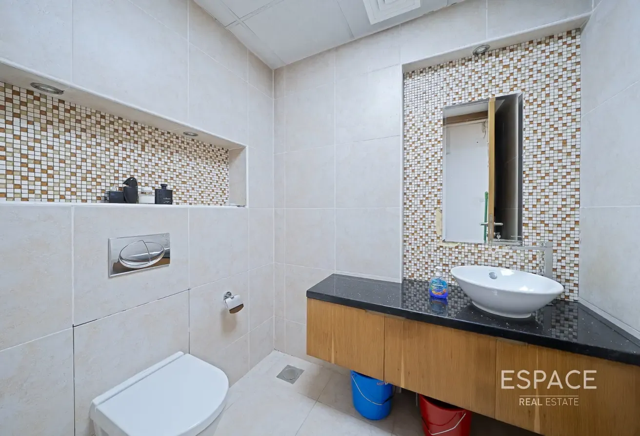 Fully Fitted| Grade A |Internal Washroom