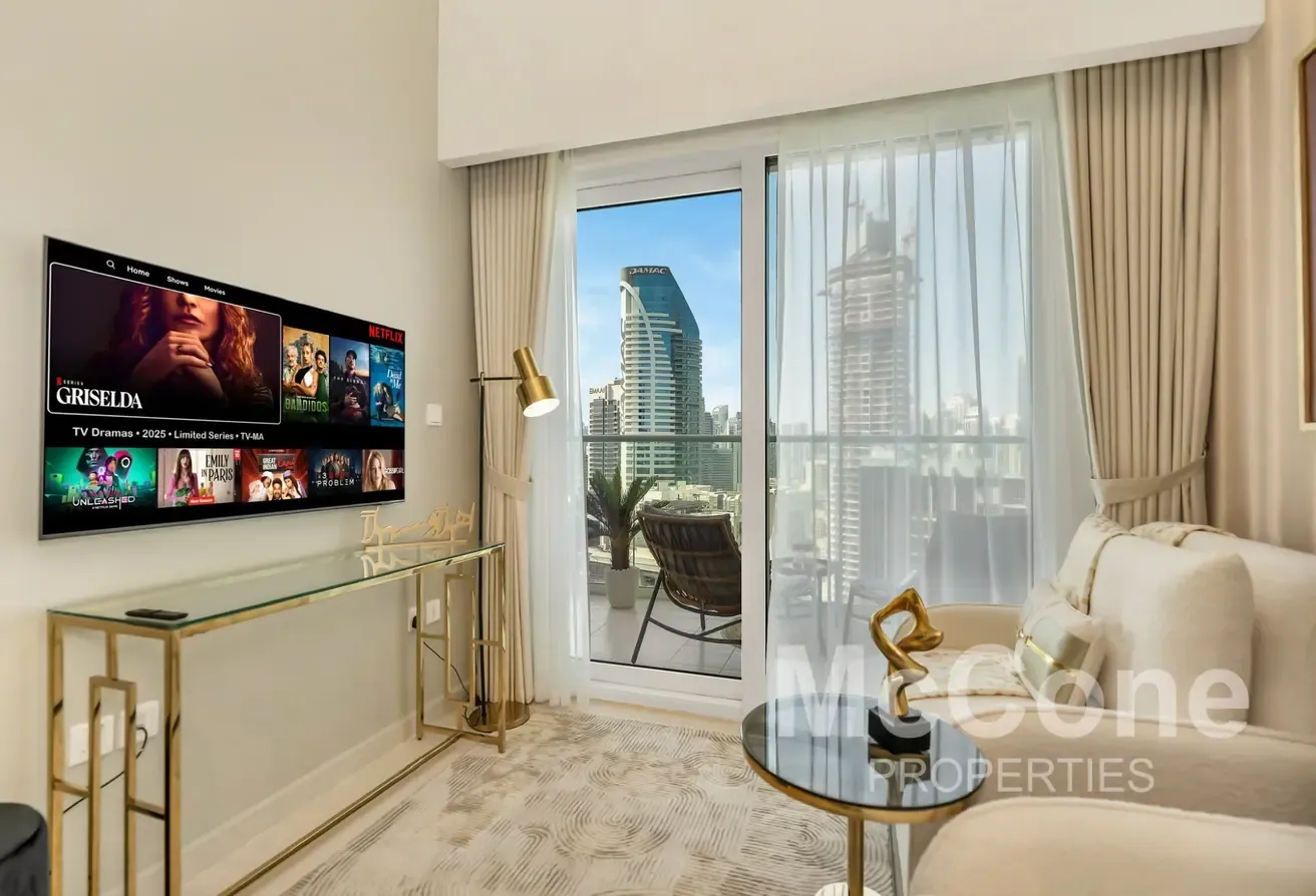 Elegant | Skyline View | Multiple Cheques