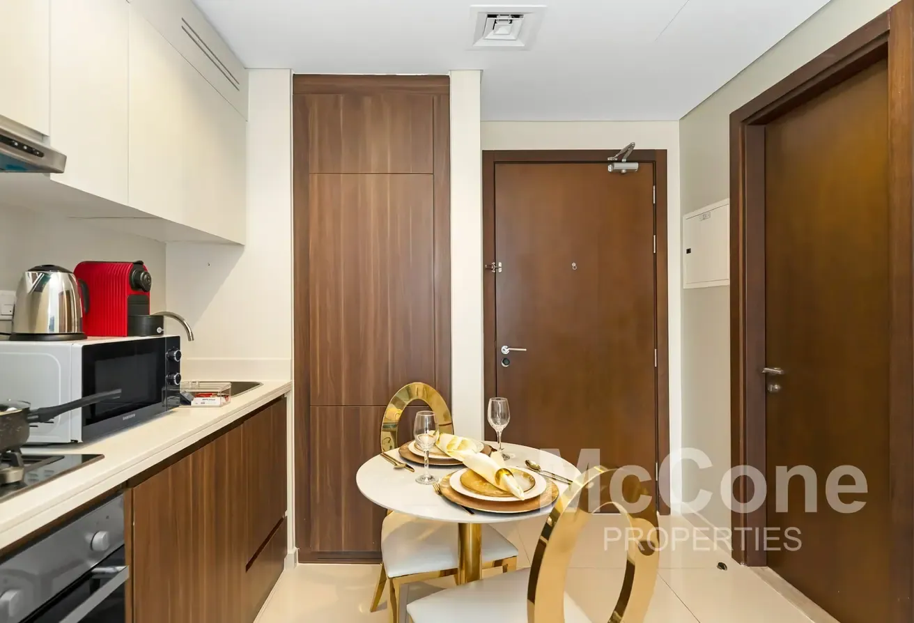 Elegant | Skyline View | Multiple Cheques