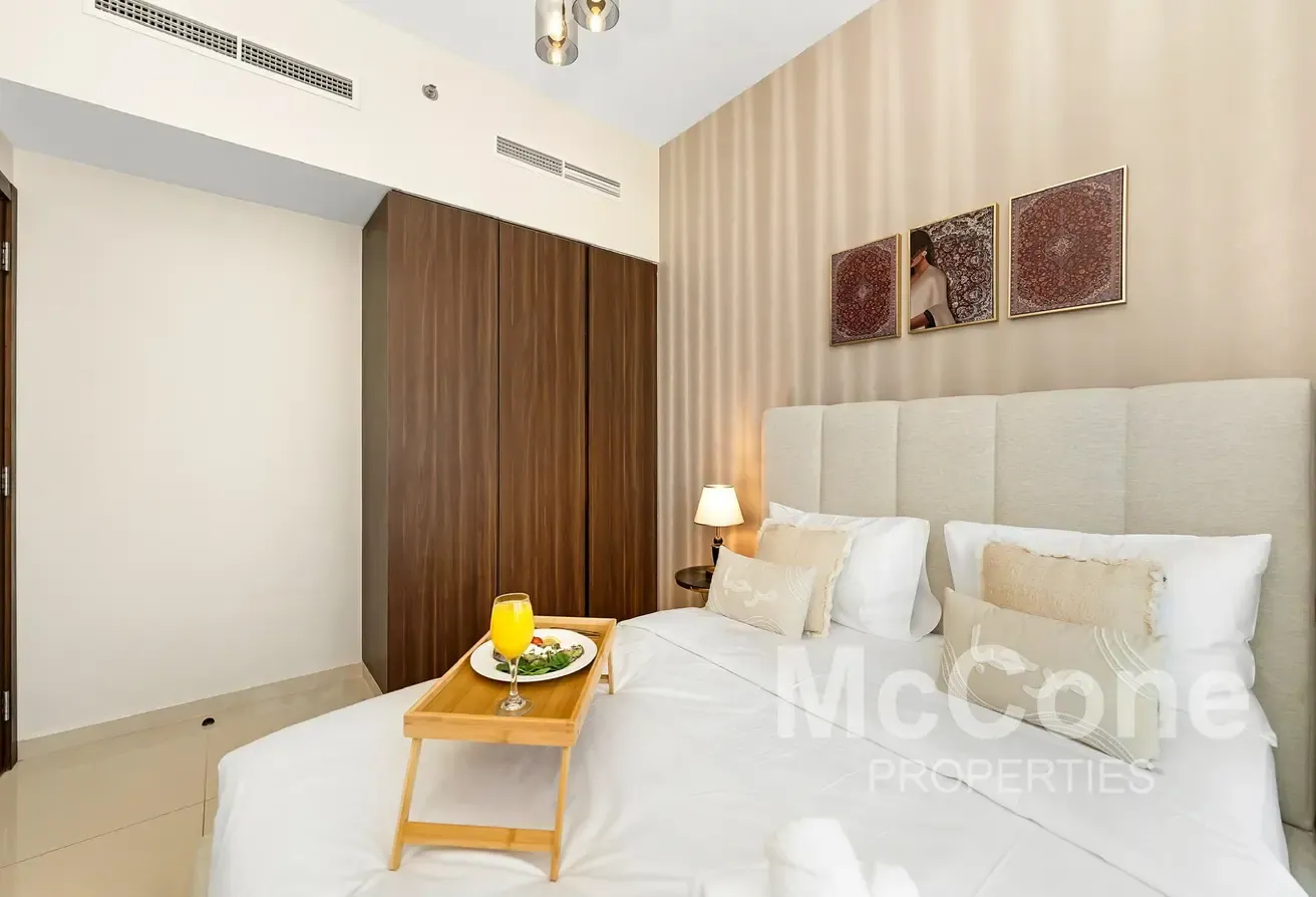 Elegant | Skyline View | Multiple Cheques