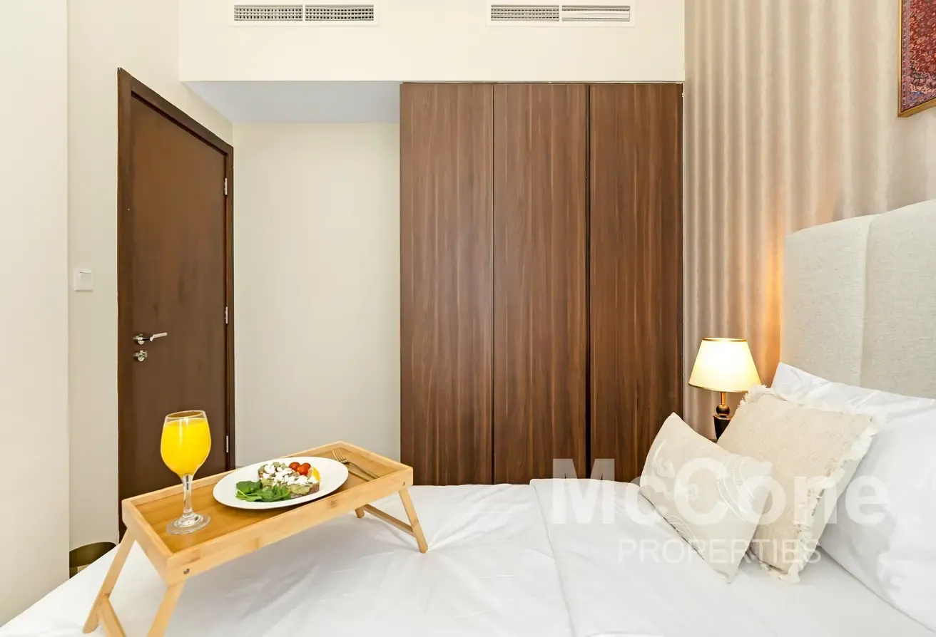 Elegant | Skyline View | Multiple Cheques